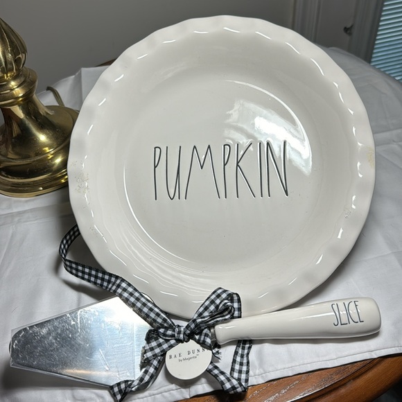 Rae Dunn Pumpkin pie baking dish with pie server - Picture 3 of 4